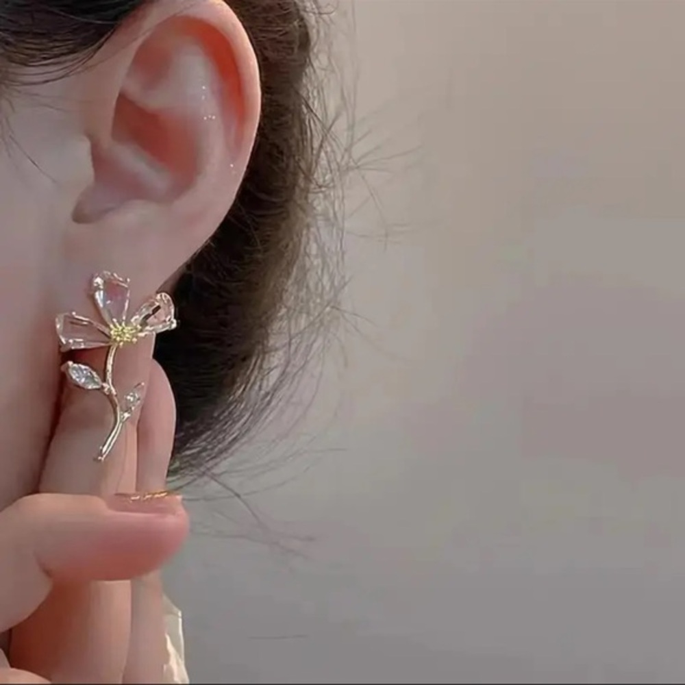 Gold Tone Floral Stud Earrings Crystal Accent Delicate Minimalist NWT
